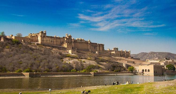 Het Amer Fort op een heuvelflank met een meer op de voorgrond.