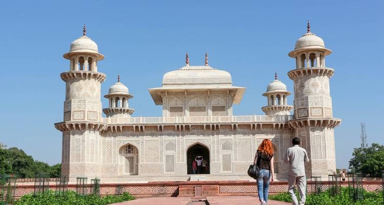 Touristen nähern sich dem Itmad-ud-Daula-Grab in Agra.