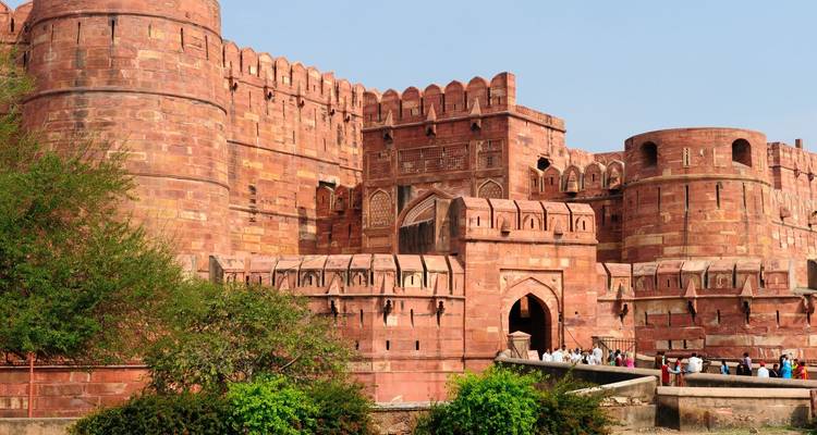 Das rote Sandstein Agra Fort mit Besuchern am Eingang.