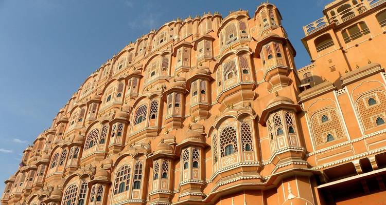 Die kunstvolle Fassade des Hawa Mahal vor einem klaren blauen Himmel.