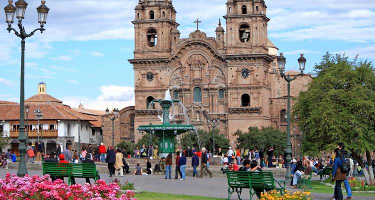Plaza de Armas in Cusco met mensen en historische gebouwen.