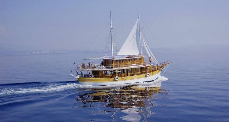 Voilier naviguant en mer sous un ciel bleu dégagé.