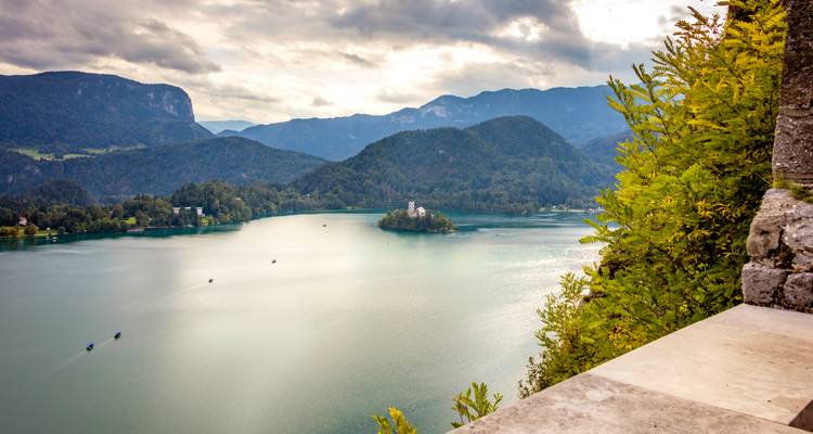 Le lac Serein de Bled avec ses collines boisées et la célèbre église insulaire vue depuis les remparts du château.