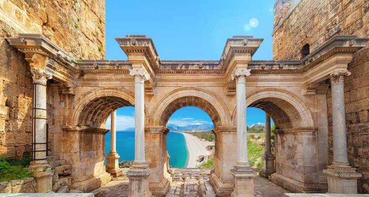 Porte d'Hadrien avec une plage en vue, probablement à Antalya.