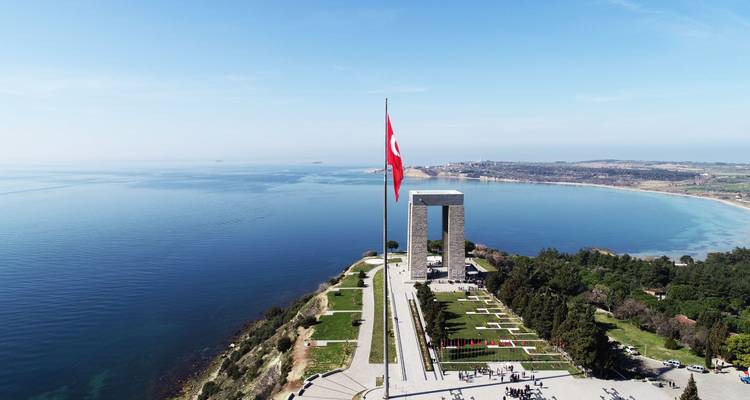 Memorial de los Mártires de Çanakkale con una bandera turca con vista al mar.