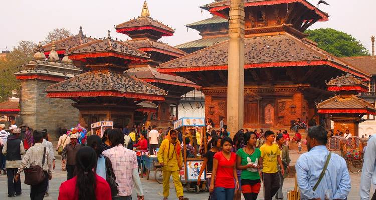 Belebter Straßenmarkt in der Nähe alter Gebäude.