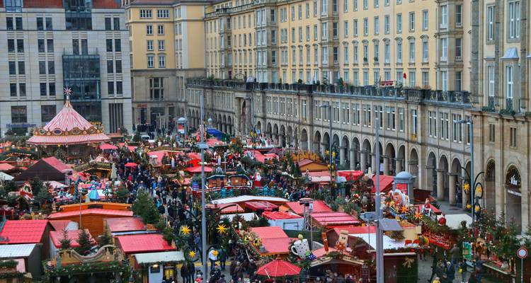 Une vue aérienne du marché de Noël bondé de Dresde avec des étals colorés remplissant la place historique.