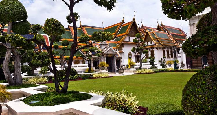 Prächtige Tempelgebäude mit gepflegten Gärten.