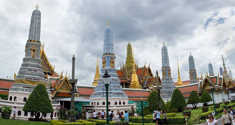 Ein Tempelkomplex mit hohen Türmen und kunstvollen Details.