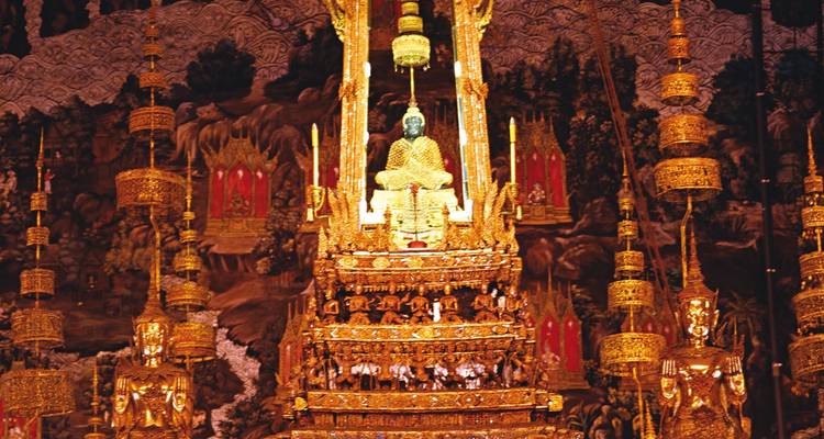 Ein beleuchteter goldener Schrein in einem Tempel.