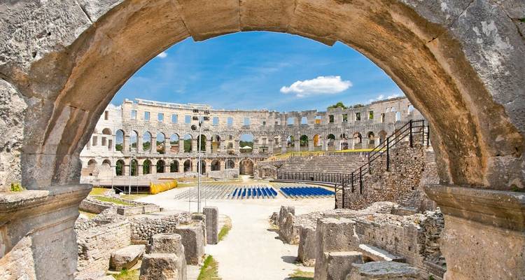 Historisches römisches Amphitheater in sonniger Umgebung