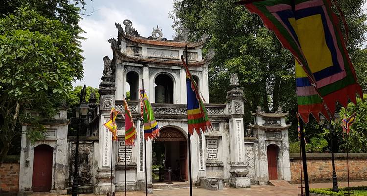 Historische tempel met kleurrijke vlaggen and gedetailleerde architectuur.