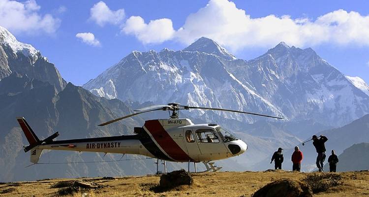 Helikopter op de grond met bergen op de achtergrond