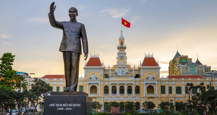 Statue of Ho Chi Minh with the city hall building.