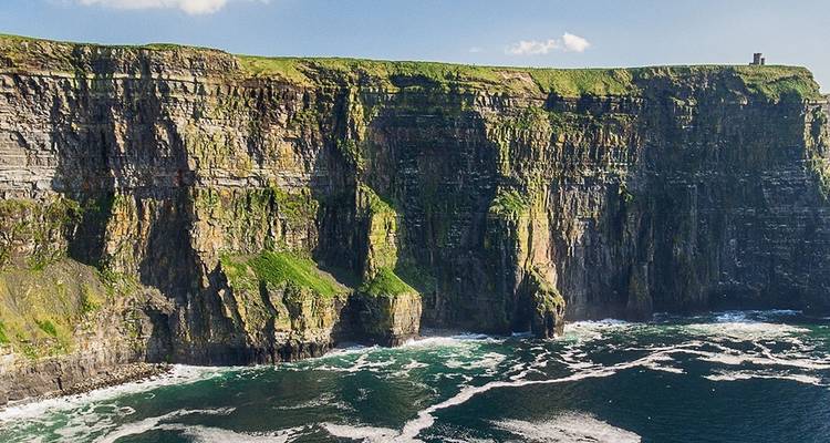 Spektakulärer Blick auf die Cliffs of Moher mit dem Ozean im Hintergrund.