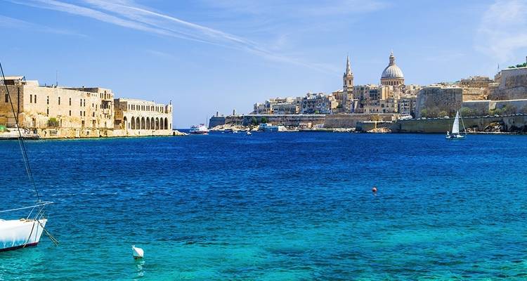 Altstadt am Meer mit Kuppeln und Kirchturm.
