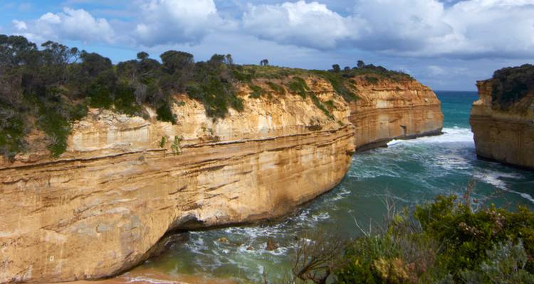 Los acantilados de arenisca pura y las olas color turquesa tallan la ensenada de Loch Ard Gorge.