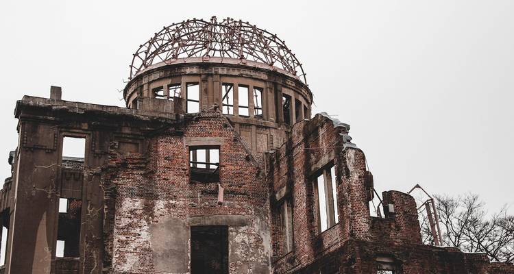 Les ruines du Dôme de la Bombe atomique préservées à Hiroshima se dressent contre un ciel gris, symbolisant la paix et le souvenir.