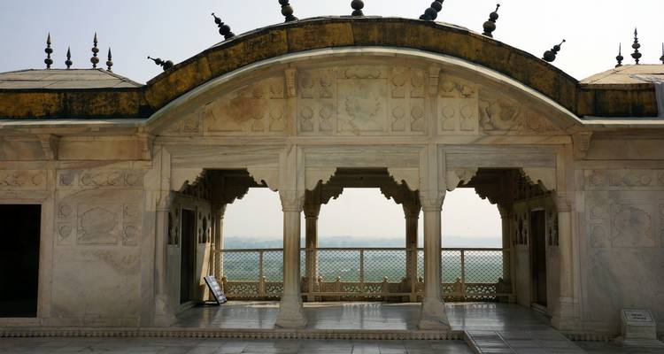 Marmorpavillon mit Bogennischen und Flussblick.
