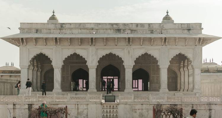 Weißes Marmorgebäude mit Bögen und Besuchern.