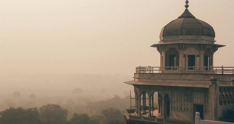 Nebliger Blick auf eine Pavillonkuppel in einer historischen Festung.