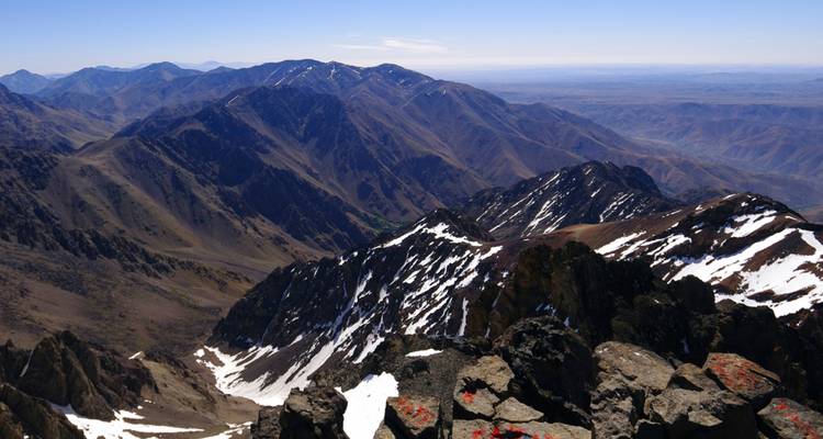 Les pics parsemés de neige et les vallées escarpées du Haut Atlas vus depuis le Mont Toubkal.