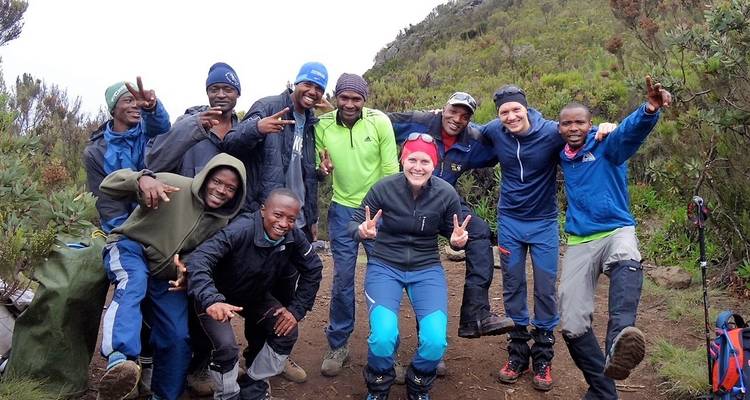 Grupo de excursionistas posando juntos en un sendero de montaña.