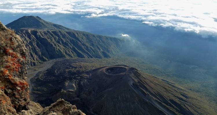 Vista aérea de un cráter volcánico y paisaje dramático.