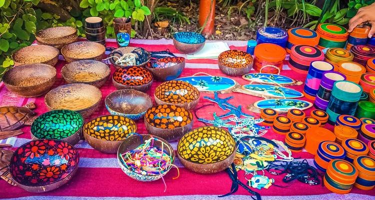 Bunte handgemachte Kunsthandwerke auf einem Tisch ausgestellt.
