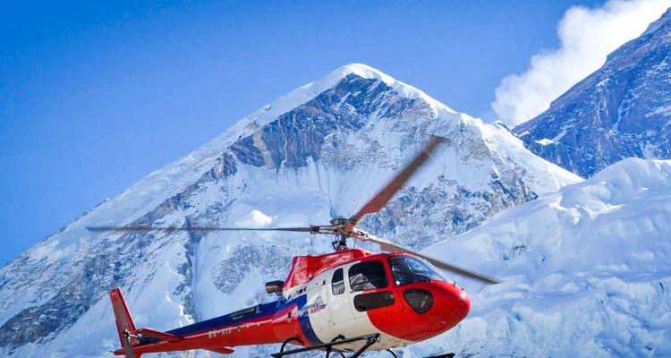 Helicopter voor een majestueuze met sneeuw bedekte berg.