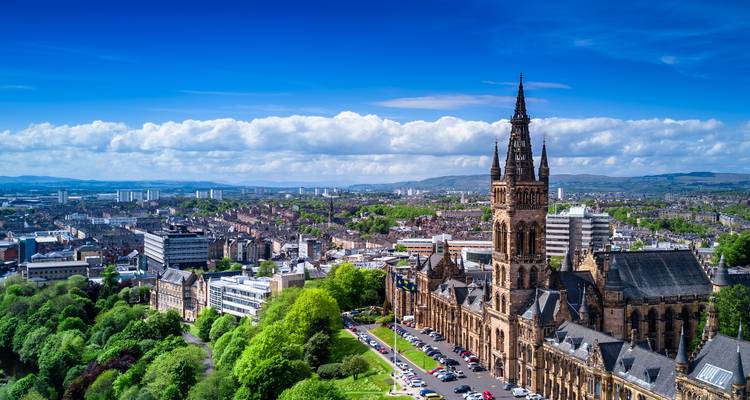 Vue aérienne de l'Université de Glasgow avec la ville au loin.