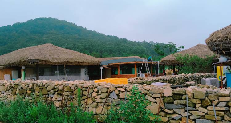 Casas tradicionales con techo de paja en las montañas.