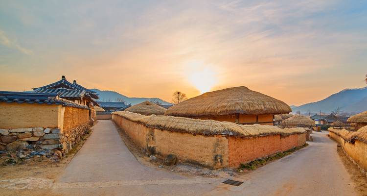 Village traditionnel coréen au coucher du soleil.