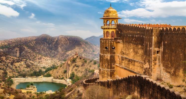 Amber Fort in Jaipur with scenic hills in the background.