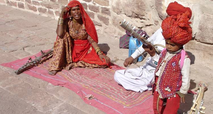Musiker in traditioneller indischer Kleidung bei der Aufführung.