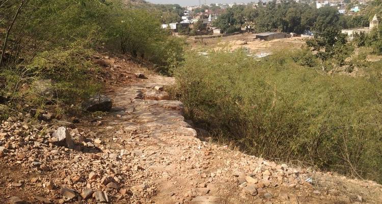 Steiniger Pfad, der zu einer entfernten Stadt führt.