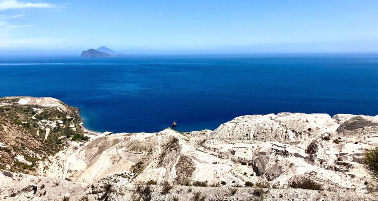 Une vue à couper le souffle sur la mer avec des îles au loin.