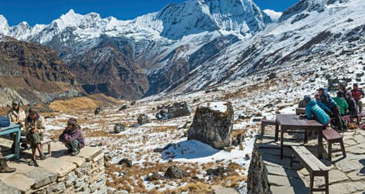 Bergszene mit Menschen und Schnee.