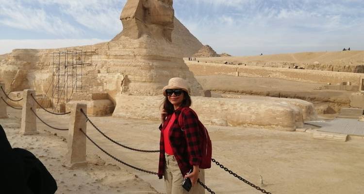 Person, die in der Nähe der Sphinx steht