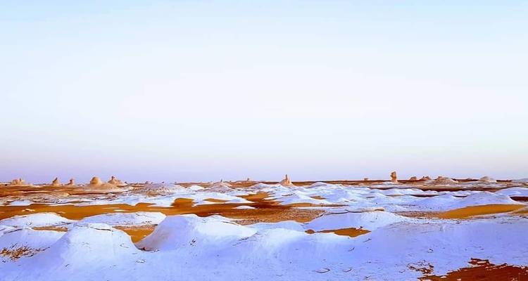 Wüstenlandschaft mit weißen Sandformationen