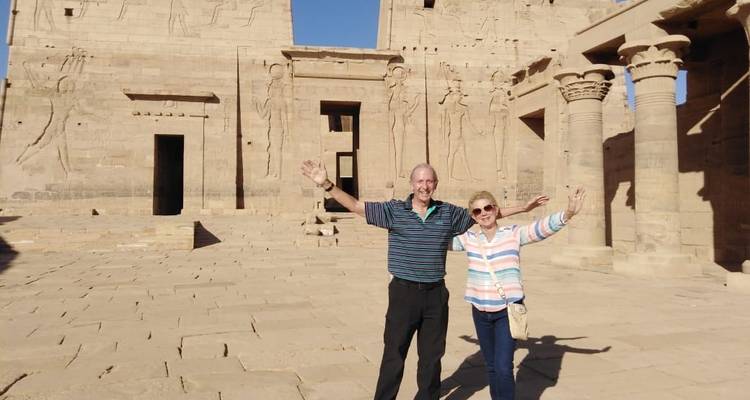 Een stel met opgeheven armen bij de Philae Tempel.