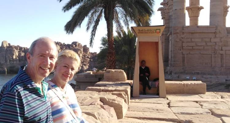 Een stel bij de Philae Tempel met een bewaker in de buurt.