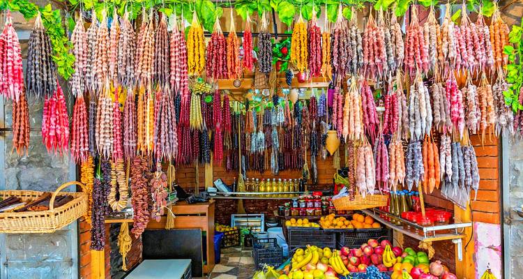 Kleurrijke verzameling van traditionele snoepjes en fruit op een markt.