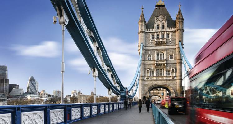 Le pont de la Tour iconique à Londres avec un bus rouge à deux étages traversant sous un ciel bleu éclatant.
