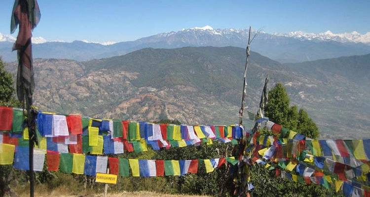 Bunte Gebetsfahnen mit Blick auf den Himalaya in Nepal.