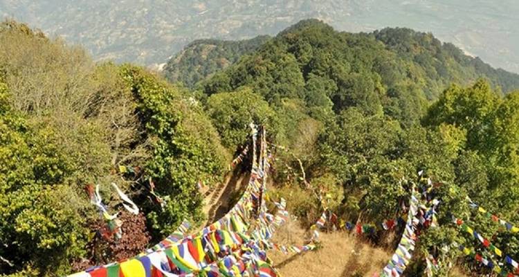 Gebetsfahnen über Berglandschaft in Nepal.