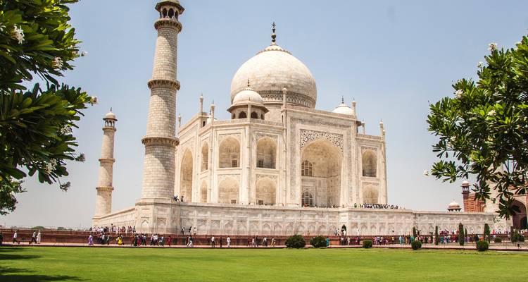 Iconique Taj Mahal avec des touristes par une journée ensoleillée.