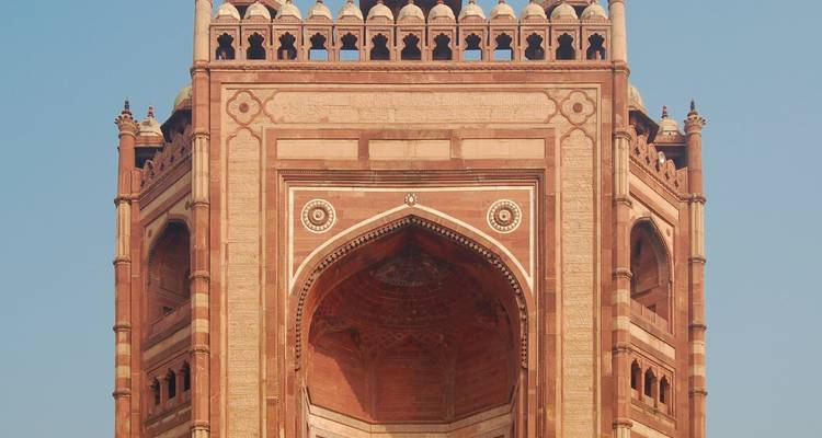 Grande arche ornée en pierre rouge.
