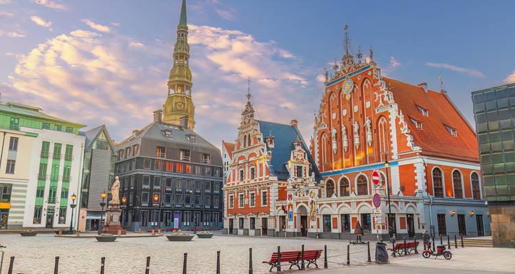 Stadsplein met historische architectuur en een kerktoren.