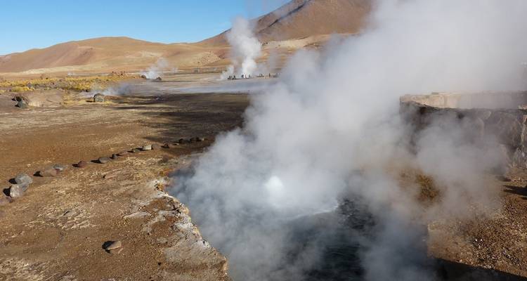 Geysirfeld mit aufsteigendem Dampf.